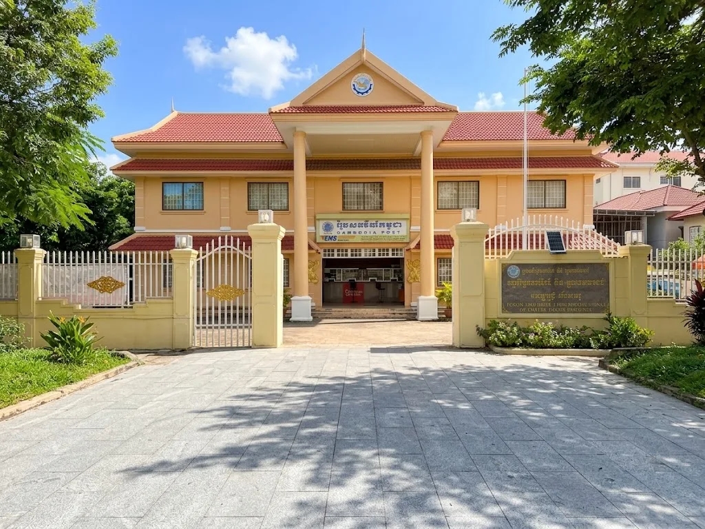 ប្រជាពលរដ្ឋកំពុងទទួលសេវាសាធារណៈ